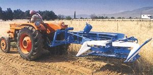 دروگر پشت تراکتوری در حالت حرکت در جاده