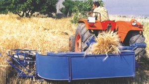 دروگر پشت تراکتوری در حال کار